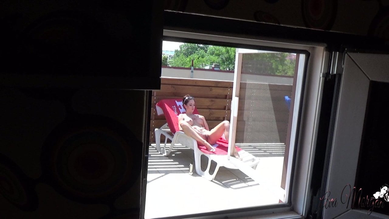 Spy my hot neighbor woman while she tan her beautiful body.