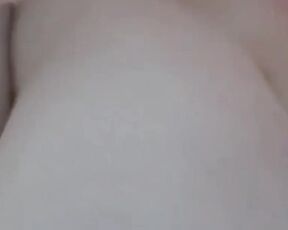 Chica cara de puta chupandose un consolador